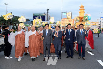 [포토]강기정 광주광역시장, '2023년 빛고을관등회 관등법회' 참석