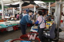 우승희 영암군수, 추석 앞둔 영암5일장서 전통시장 애용 캠페인