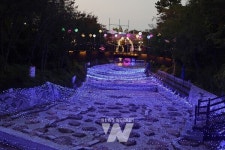 [포토]  2023 월출산 국화축제 주무대... 빛으로 흐르는 물결