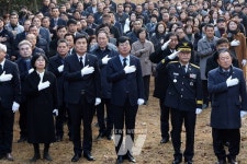 [포토] 김성 장흥군수, 2024년 새해 충혼탑 참배
