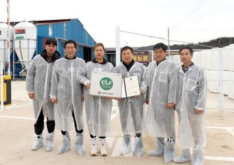 강종만 영광군수, '깨끗한 축산농장 현판 전달식' 가져