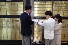 압해연합의원 원장 나재호, 압해읍 주민께 받은 12년 사랑... 인재 육성 장학 기금 1천만 원으로 보답