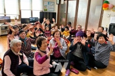 장성군 황룡면 월산마을 노인회, 이사 온 가정에 전입축하금 전달