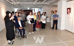 [포토] 광주광역시의회 환경복지위... 위안부 피해자 초상화 전시회 관람 및 추모