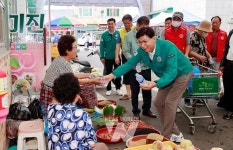 [포토] 보성군 국제라이온스협회, 녹차골보성향토시장에서 얼음물, 부채 나눔 봉사