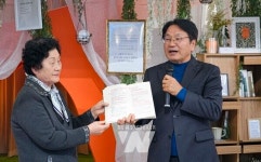 문재학 열사 어머니 소년이 온다 책 기증