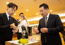 온누리유공자복지회 | 포스코1%나눔재단, 상이 국가유공자에게 첨단보조기구로 희망의 날개 달아주다