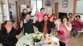 의자에 앉아 먹으니 너무 편하고 좋아요... 강진군, 마을경로당 입식 테이블 지원