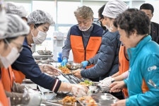 [포토] 김이강 서구청장, 서빛마루시니어센터 방문 어르신 배식봉사