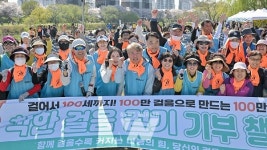 만개한 벚꽃길 거닐며 힐링하는 시민들... 힐링 음악회도 열려