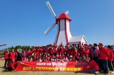 신안 임자면 노인일자리 참여 어르신들, 섬 튤립축제서 봄의 정취 만끽