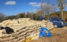 영암군, 숲 가꾸기 부산물로 만든 톱밥 축산 농가에 나눠