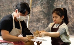 [포토] 강진청자축제 물레성형... 고사리 손 물레성형 체험