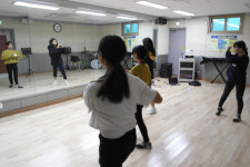 스스로 주제를 정하고 논의를 거쳐 결과물을 내놓죠