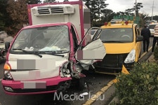 제주시 애조로서 차량 3대 부딪쳐 4명 부상