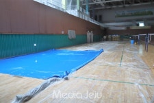 제주종합경기장 복합체육관 지붕, 강풍에 속절없이 또 파손