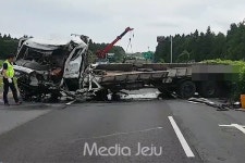 제주시 평화로서 25t 덤프-4.5t 트럭 충돌
