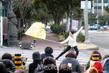제주도청 현관 앞 계단에 등장한 레드카펫 왜?
