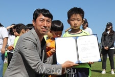 미래의 손흥민·이강인 제주애향운동장 잔디구장 달구다