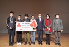 ㈜요석산업 고승암 회장·양정인 대표, 아너 장학금 400만원 전달