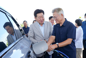 제주 그린수소 시설 찾은 문재인 전 대통령 