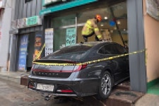 제주 서귀포시 중앙로터리서 차량 추돌 후 상가 돌진