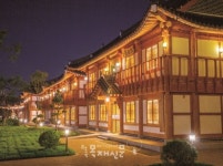 전주 관광지 중심에 위치한 고급 한옥호텔 왕의 지밀