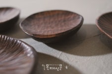 우드 카빙으로 살림 도구 깎으며 얻게 되는 마음의 평화-평범한 일상을 나무로 전환하는 목공방 어제의 나무