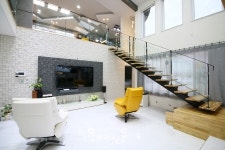 당구대 공간부터 홈바까지… 역동적인 라이프스타일 담은 공간