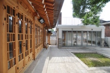 사람이 나무를 키우고, 그 나무가 사람을 키우는 집