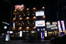 잠실새내역 맛집 화담, 주변에서 볼 수 없는 볏짚 초벌구이 삼겹살을 앞세워 남녀노소 발길이 끊이질 않아