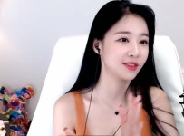 BJ로 변신한 크레용팝 출신 엘린, 유쾌한 입담과 글래머러스한 몸매로 눈길