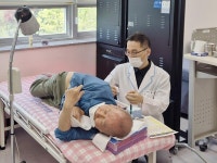 신청춘한방병원, 어버이날 맞아 어르신 대상 무료 한방 진료 봉사 진행