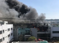대낮 부품 공장 불길 치솟아 인명피해 없어