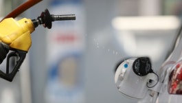 국제유가 상승, 가자지구 유혈사태·미국의 이란 제재 등 중동 정세 불안에 들썩