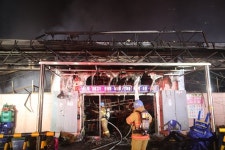 건어물과 젓갈류 활활...시장 홀라당 다 태워