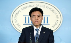 최교일 국회의원 누구도 옷을 완전히 벗고 춤춘 적은 없어…스트립바 가자고 한 적도 없다