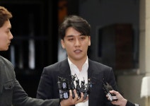 메인 자리 마련하고 여자애들 부르라