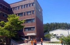 벽돌 수백개 소나기처럼 떨어져…하필 그 때 그 자리에