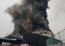 용접 작업 중 스티로폼에서 갑자기 불꽃 치솟아