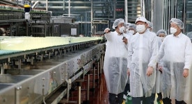 롯데 신동빈 회장, 포스트 코로나 대비해 DT 가속화해야…롯데칠성음료 안성 공장 방문