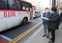 오후석 경기도 부지사, 성남시 이매촌 찾아 출근길 광역버스 입석 상황 점검