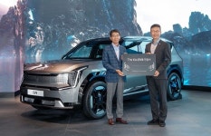 기아, The Kia EV9 1호차 전달…주인공은 롯데렌탈 최진환 대표이사 사장
