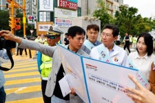 이상일 용인특례시장, 마북초등학교 통학로 점검하고 교통안전 캠페인 동참