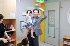 이상일 용인특례시장, 전국모범경로당에 선정된 성복역 롯데캐슬 골드타운 경로당 축하