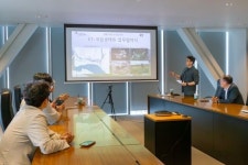 KT, 국립생태원과 생물다양성 보전 협력…천연기념물 수달 서식지 원동습지서 첫 활동 시작