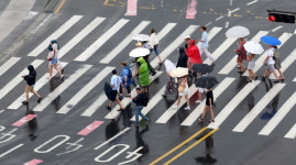 [오늘 날씨] 전국 곳곳 강한 비-내일까지 최대 100㎜ 이상⋯한낮 체감 33도 안팎 늦더위 지속