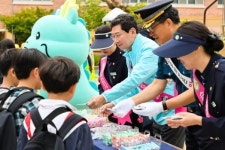 이상일 용인특례시장, 남곡초등학교 교통안전 캠페인 동참