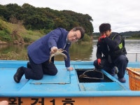 김동연, 한탄강 청년어부와 참게 들어올려...내수면어업 지원 메시지 던져