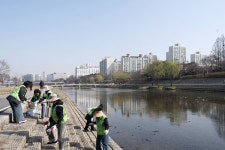 성남시, 봄맞이 탄천 정화 활동 전개...둔전교~방아교 3.4㎞ 구간 쓰레기, 부유물 치워 깨끗